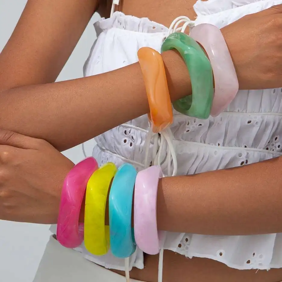IngeSight.Z Modischer bunter klobiger Armreif aus Acrylharz für Frauen, übertriebenes Sommer-Charm-Armband, Handschmuck, Geschenk