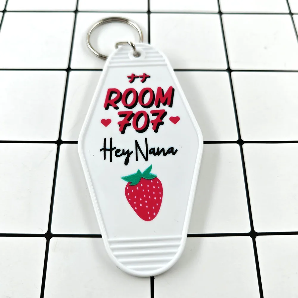 Etiqueta de llave de plástico de Anime NANA, llavero de habitación con patrón de fresa 707, estilo Retro de Hotel, colgante periférico de animé, accesorios para seguidores, regalo