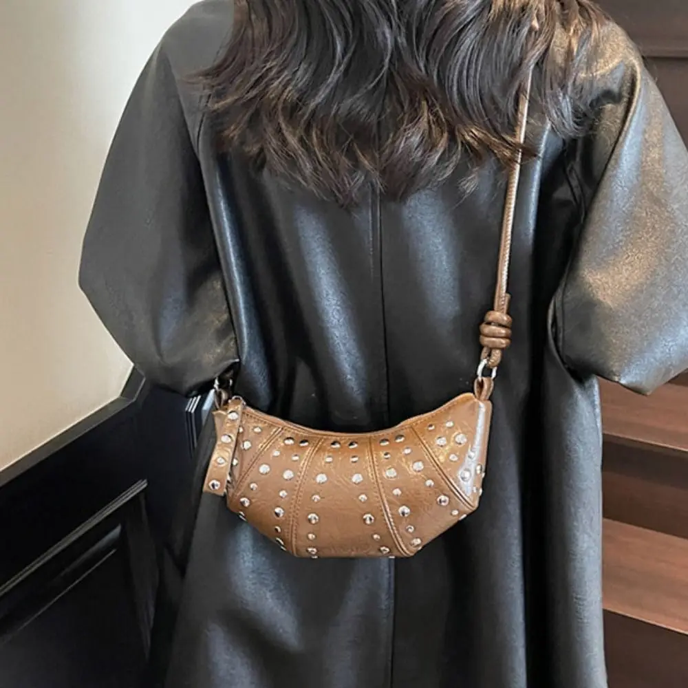 حقيبة كروسبودي حقيبة كتف كرواسون بني بلون المسامير بولي Dumplings حقيبة الزلابية حزمة صغيرة الكورية نمط فاسق حقائب اليد الفتيات #4