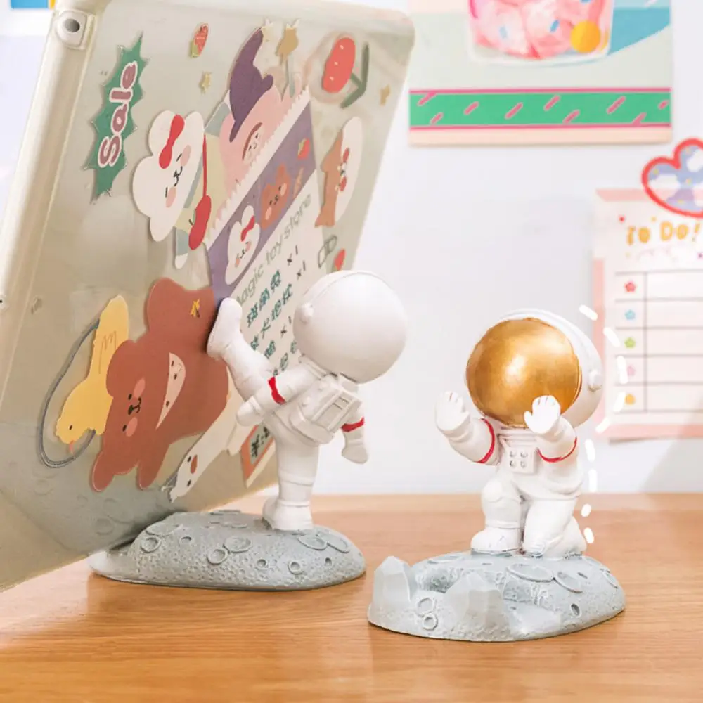 Office Desk Decoration Nordic Style Astronauts Mobile Phone Stand Holder Ornaments Resin Spaceman Bracket Toys Boyfriend Gift