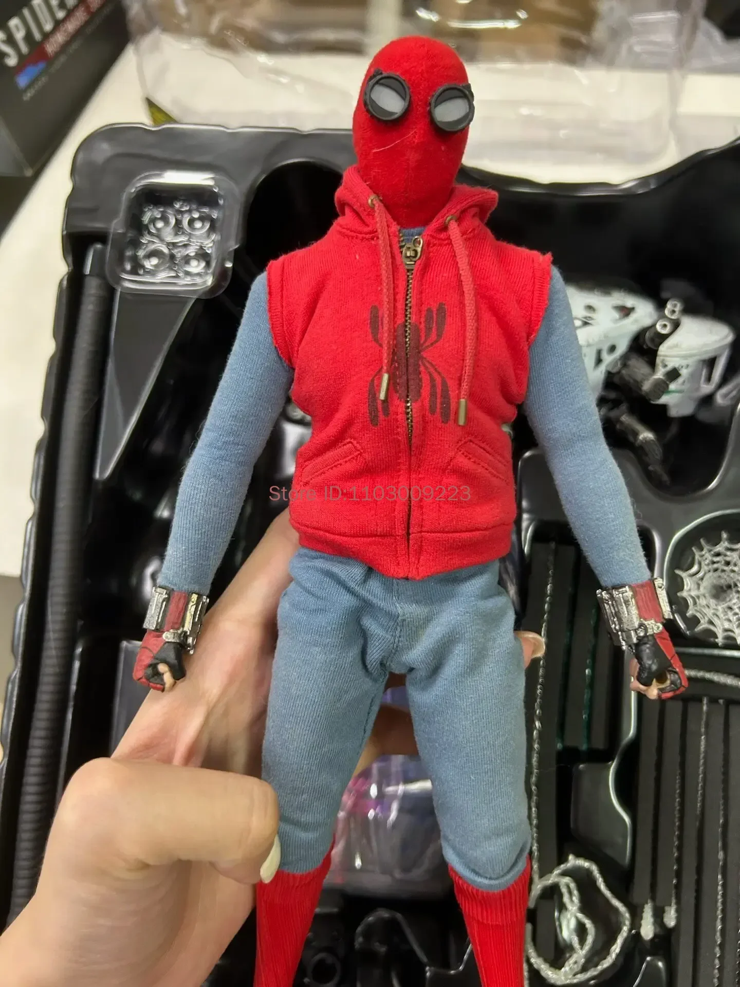 Hot Toys Spider-Man MMS414 1/6 Scale Action Figure - Homemade Suit