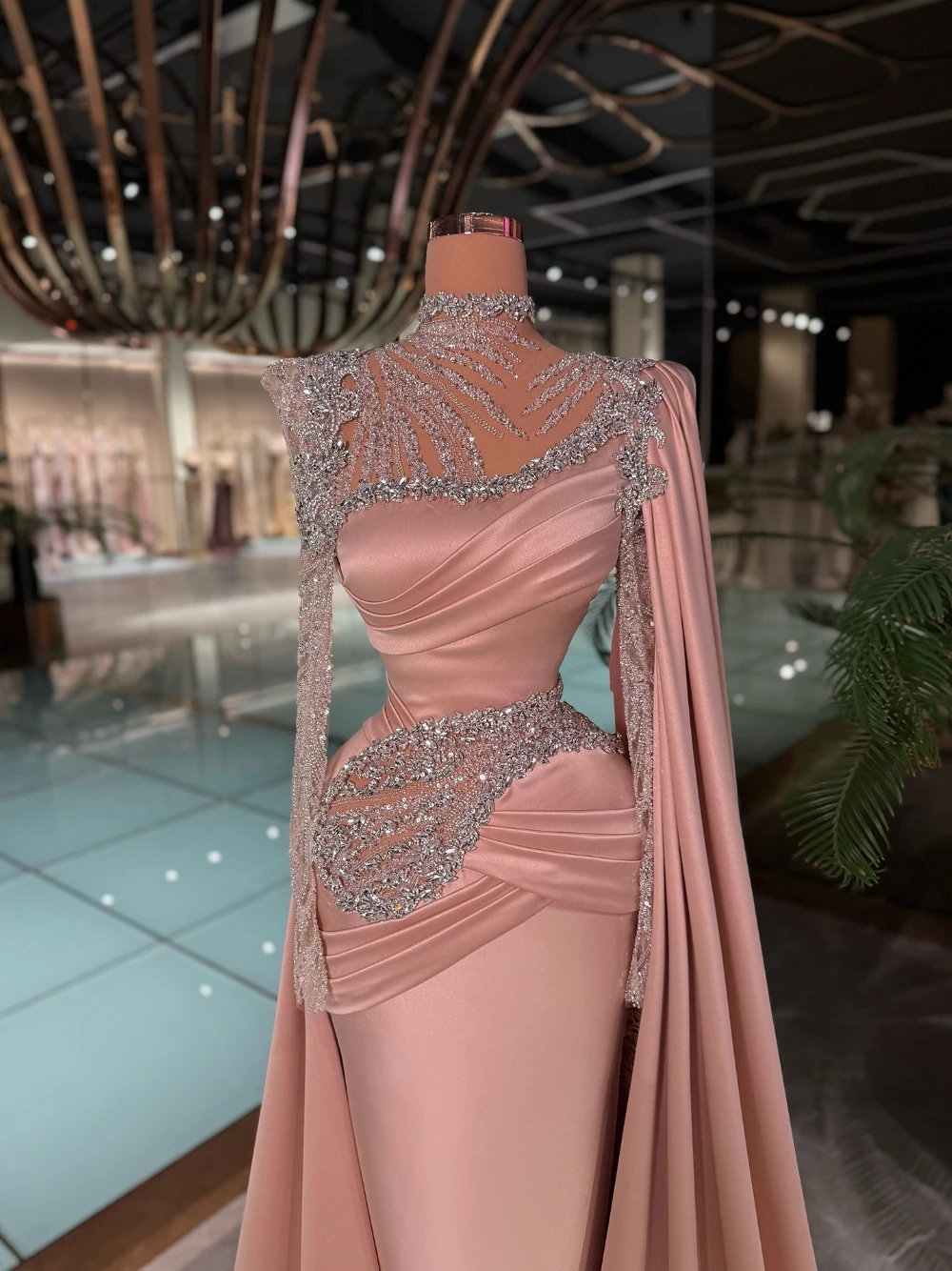 فستان سهرة جديد فاخر مزين بالكريستال برقبة عالية وأحمر الخدود وردي مطوي من الساتان وأكمام كيب فستان كوكتيل رسمي للحفل