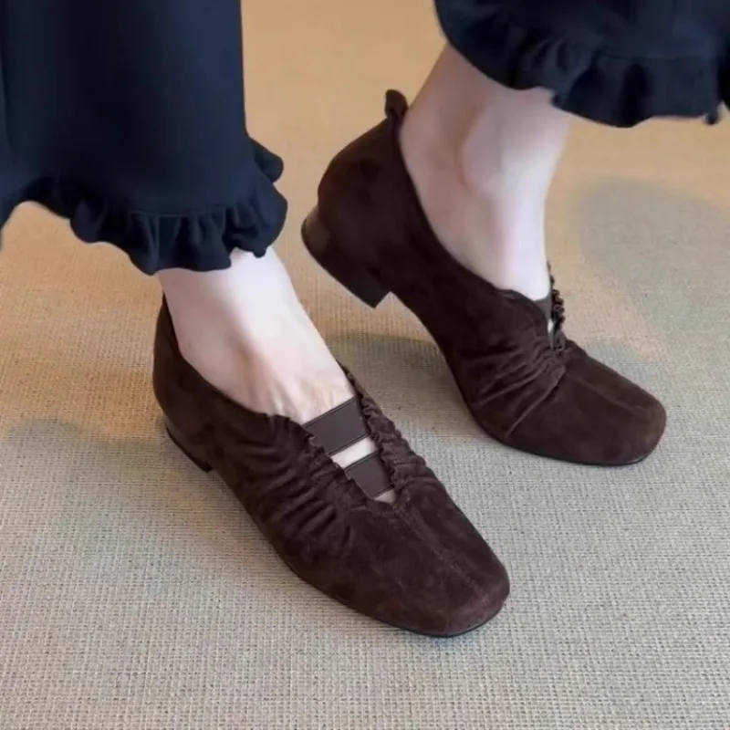 

Винтажные туфли на одинарной платформе, новые осенние замшевые туфли с квадратным носком и неглубокой складкой на мягкой подошве, нескользящие туфли на низком каблуке