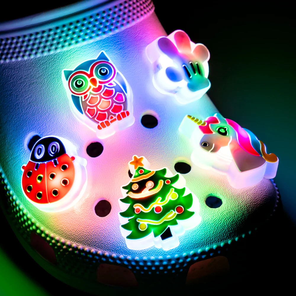 1 pz Ciondoli per scarpe a LED per regalo per bambini Gufo Unicorno Gamepad Calcio Scarpe illuminate Decorazione Accessori per scarpe Spilli Zoccoli Fibbie