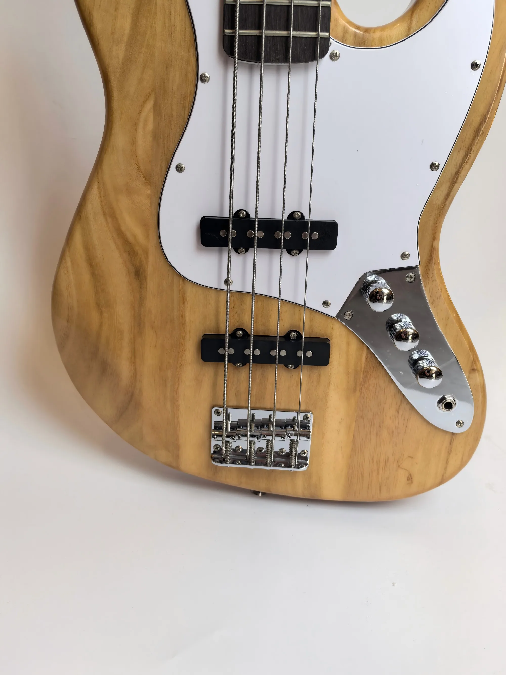 In stock, single pickup, 4 string Sycamore bass, factory direct, can be customized, order can be shipped. Maple electric guitar.