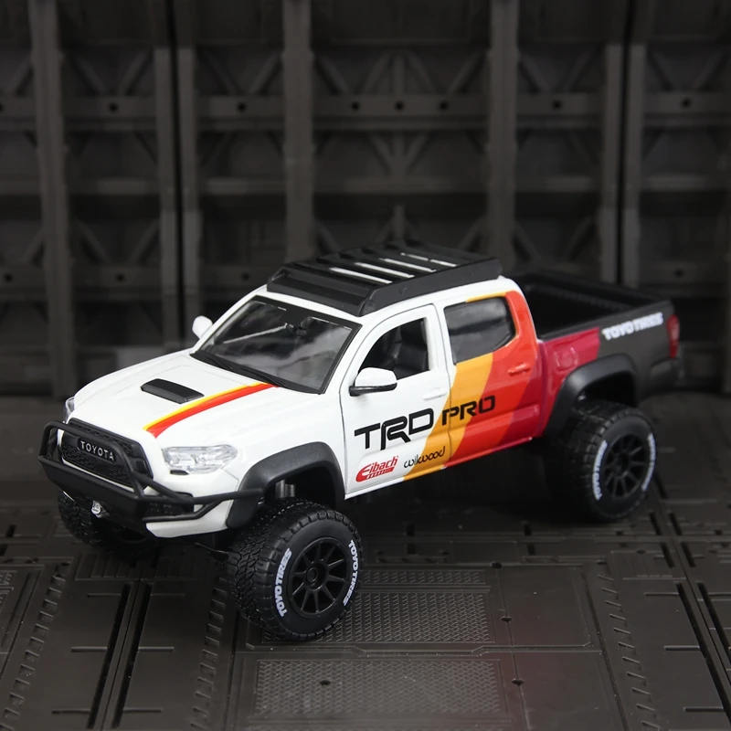

Модель автомобиля Maisto 1:27 Toyota Tacoma TRD PRO из сплава с открывающимися дверями и статическими элементами декора.