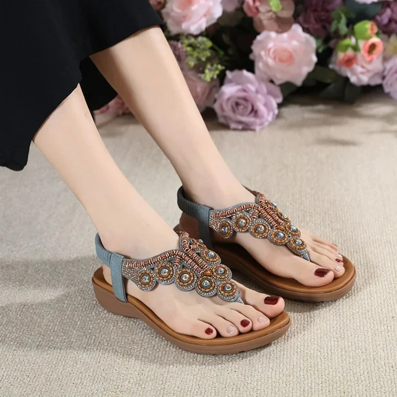 صيف 2025 من الطراز البوهيمي الجديد بإبزيم من حجر الراين المطرز مع صنادل كعب مرن #1