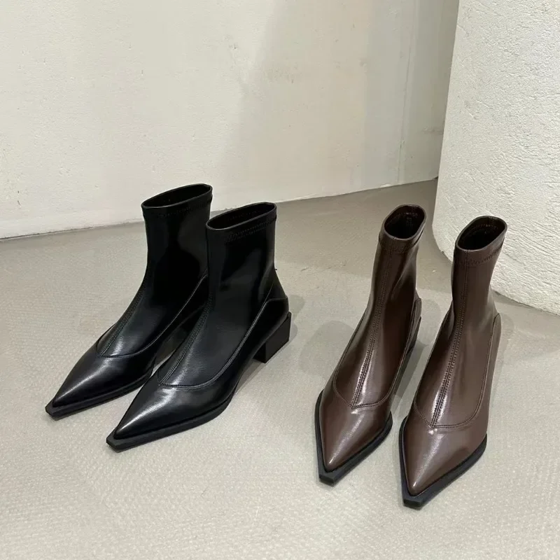 2024 Wysokiej jakości buty damskie do kostki Jesienne nowe nowoczesne buty Eleganckie solidne buty damskie wsuwane Seksowne szpiczaste buty na średnim obcasie Street Punk Shoes