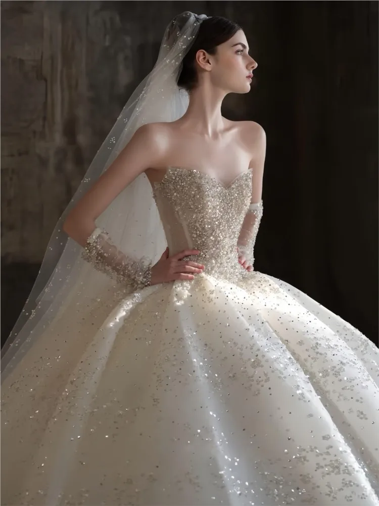 

A new strapless dress with high-quality main fabric and large tail featuring heavy craftsmanship light luxury