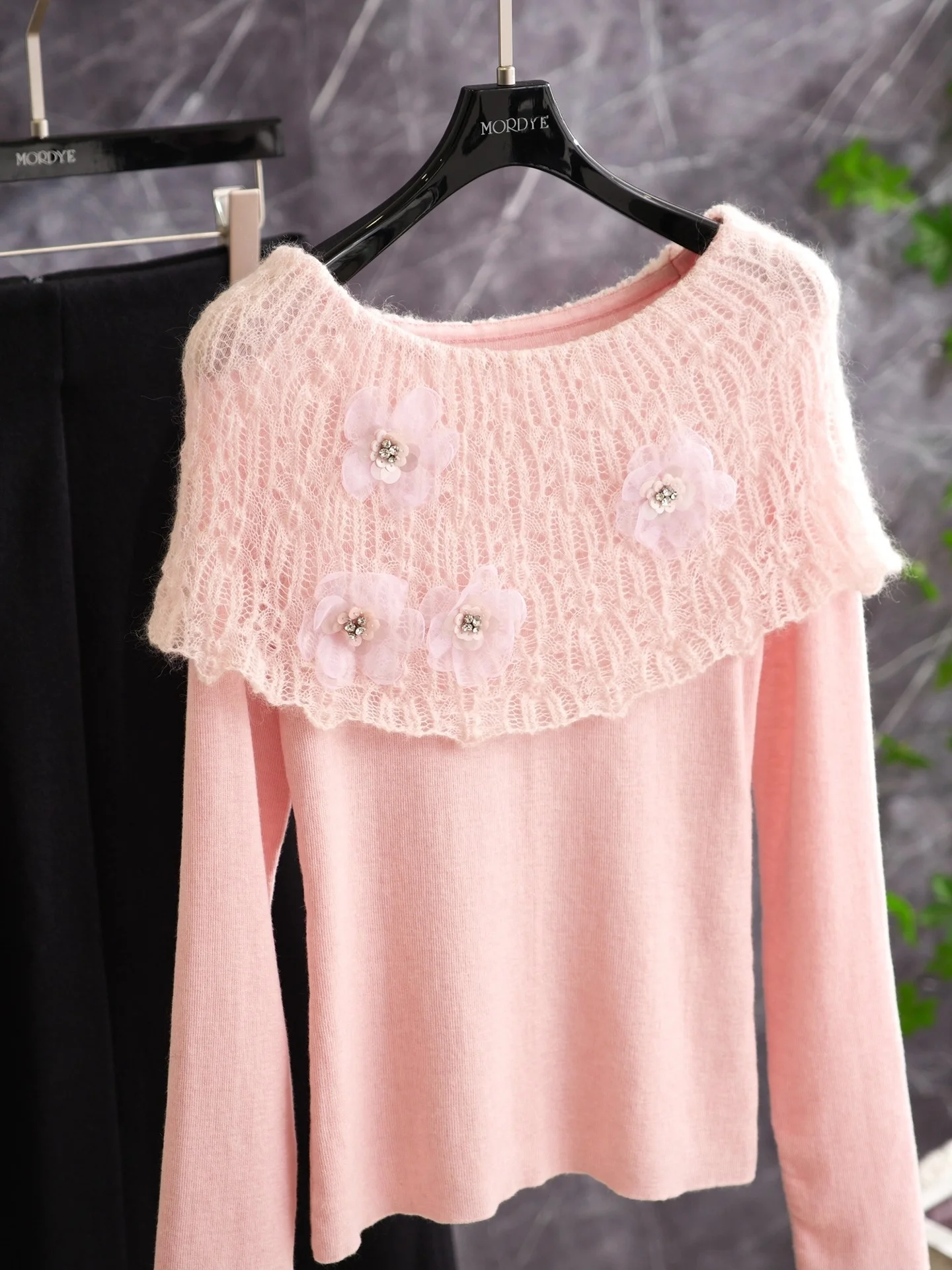 

Розовый вязаный шерстяной свитер с цветочным узором, на одно плечо, с открытыми плечами, мягкий, зимний, для повседневной носки, с длинным рукавом, круглый вырез