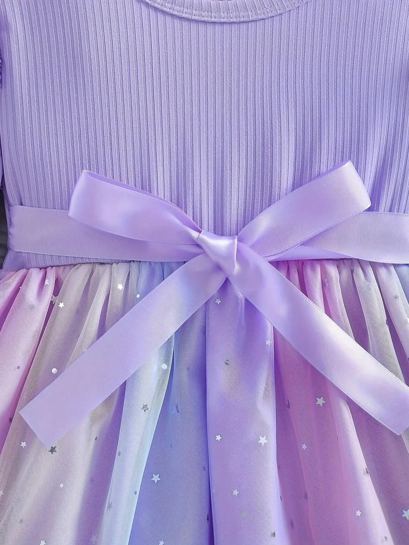 Chiffonkleid mit Farbverlauf, langen Ärmeln, silbernen Sternpailletten und Schleifendetails, Herbst- und Winter-Prinzessinnenkleid mit Cartoon-Muster. – Detail 6