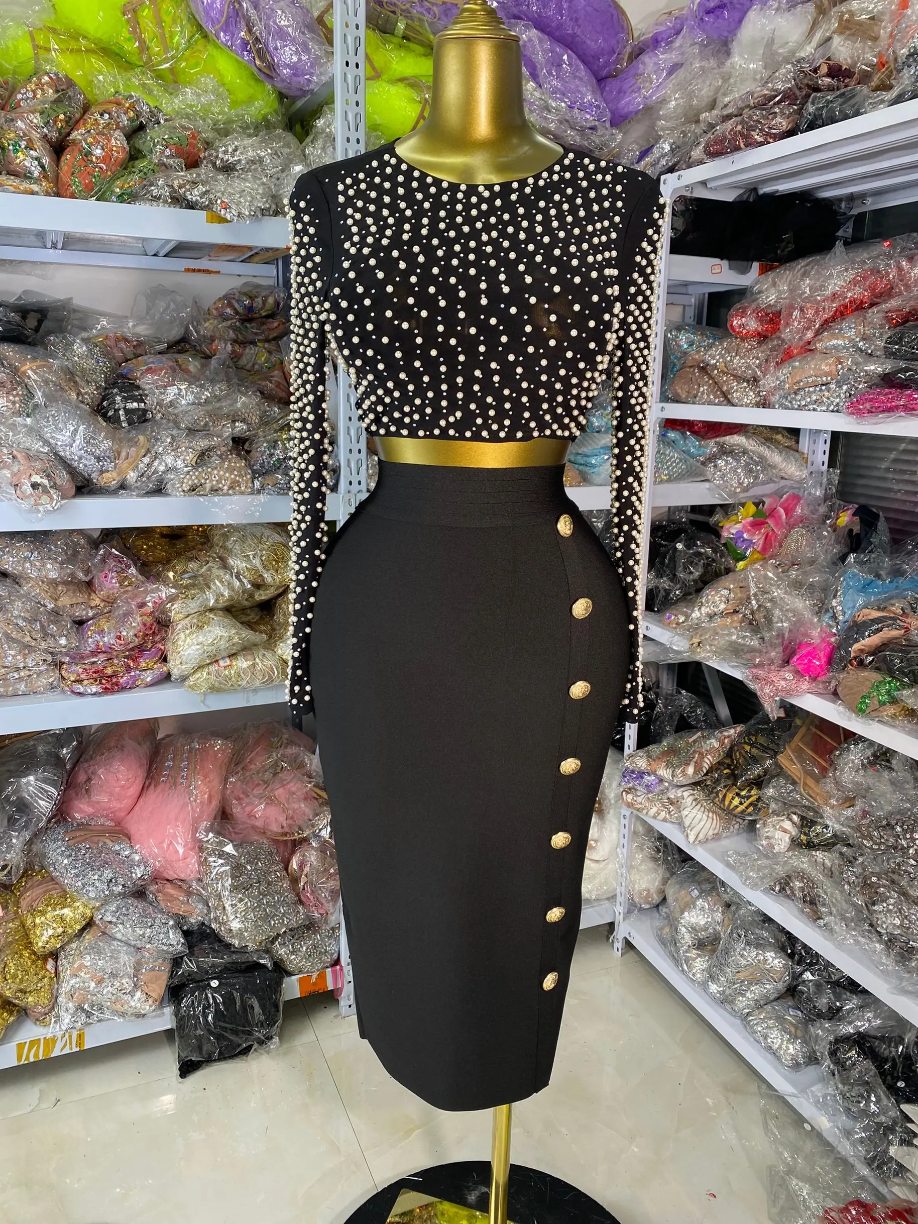 Venta al por mayor de fábrica, vestido de invitados de fiesta de boda para mujer, Top corto con tachuelas de perlas de manga larga y falda larga de vendaje, conjuntos de dos piezas