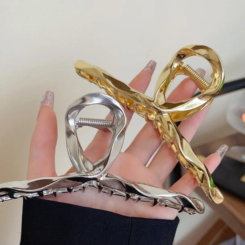 مشابك مخلب شعر معدنية للنساء ، مشبك سمك القرش السبائكي ، إكسسوارات شعر هندسية للفتيات ، لون فضي وذهبي ، مشابك رأس للشعر