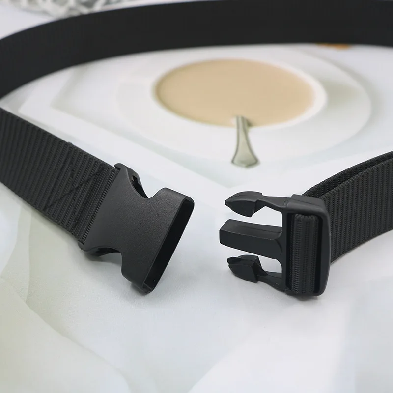 Herren-Gürtel mit Kunststoffschnalle, Nylon, 130–170 cm, verlängerbar, taktischer, lässiger Jeansgürtel, leichtes Accessoire für den täglichen Gebrauch. – Detail 8
