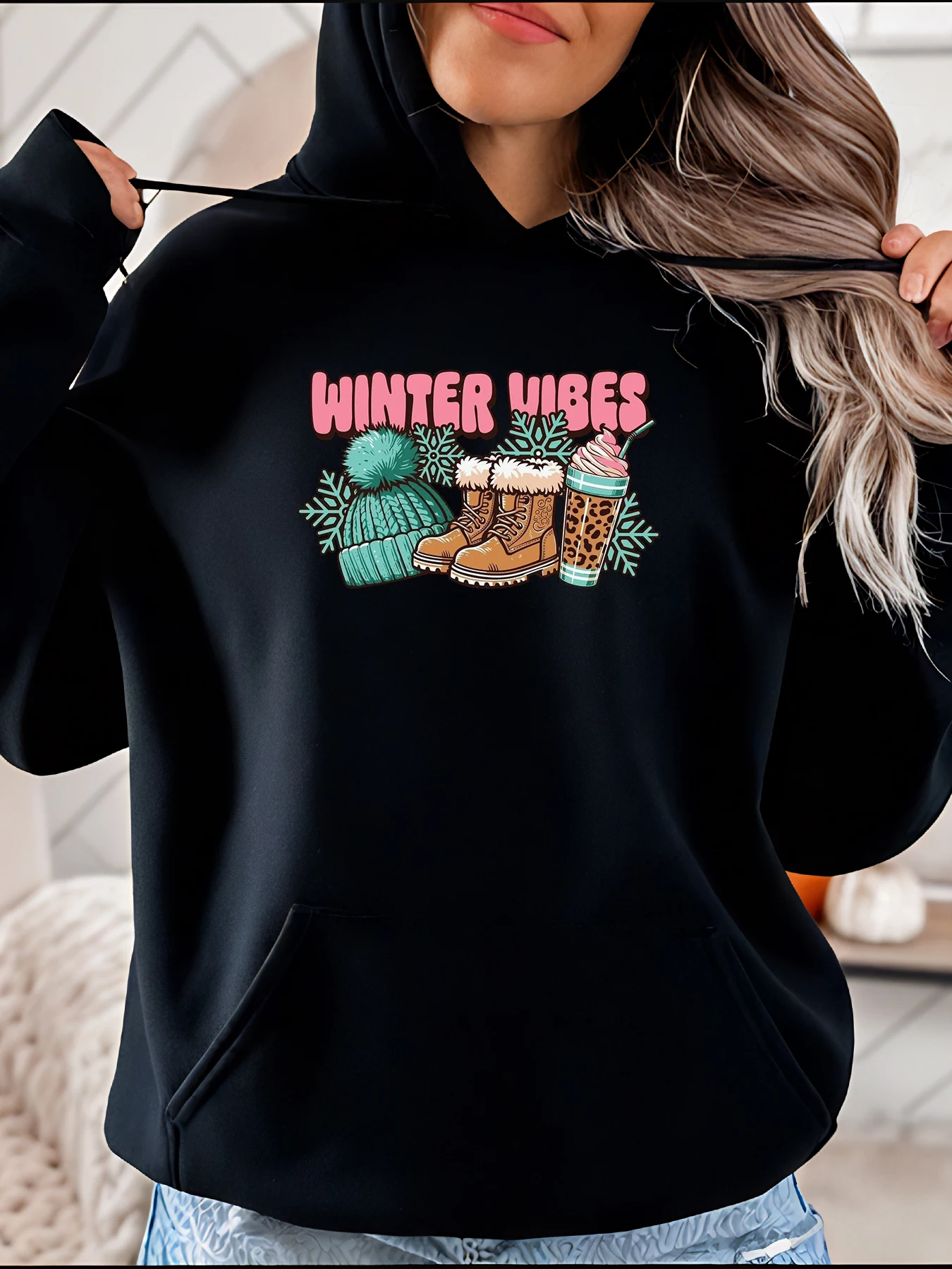Moletom com capuz com estampa de vibrações de inverno estilo casual com botas de gorro e design de café para mulheres aconchegantes roupas de inverno