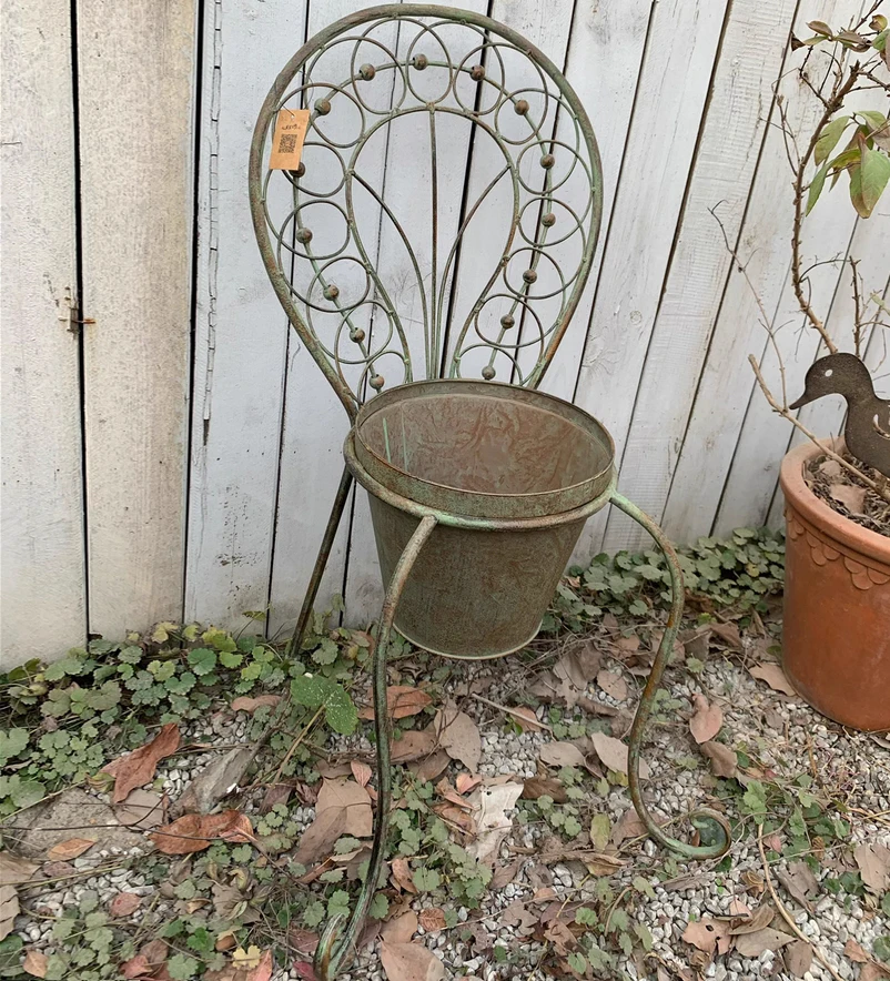 Kreatywnie zdobiony taras ogrodowy na Patio Vintage doniczka metalowa żelazna krzesło w stylu Retro stojak na wiadro na rośliny