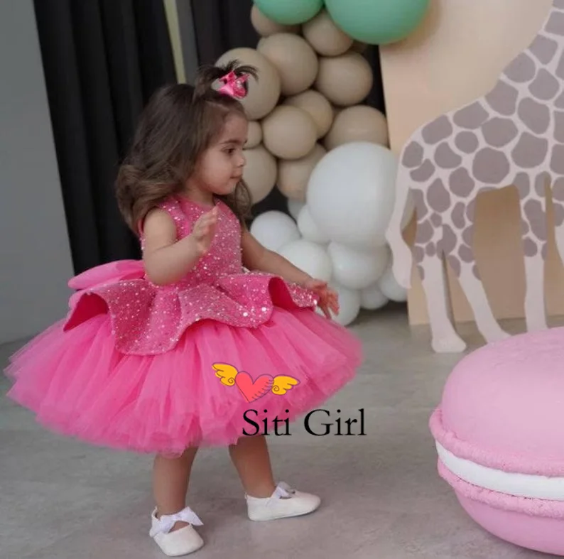 สีชมพูน่ารักประดับด้วยลูกปัดแขนกุด 3D ผีเสื้อโบว์ดอกไม้สาวชุดสําหรับงานแต่งงานเด็ก Eucharistic ชุดวันเกิด