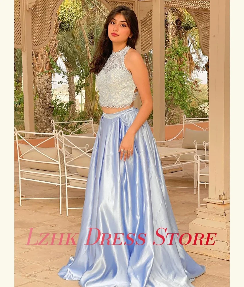 ชุดราตรีผ้าซาตินทรงเอไลน์แต่งลูกไม้แบบสั่งตัดพิเศษ คอทรงโอ แขนกุด ยาวกรอมพื้น ให้ลุคสง่างาม