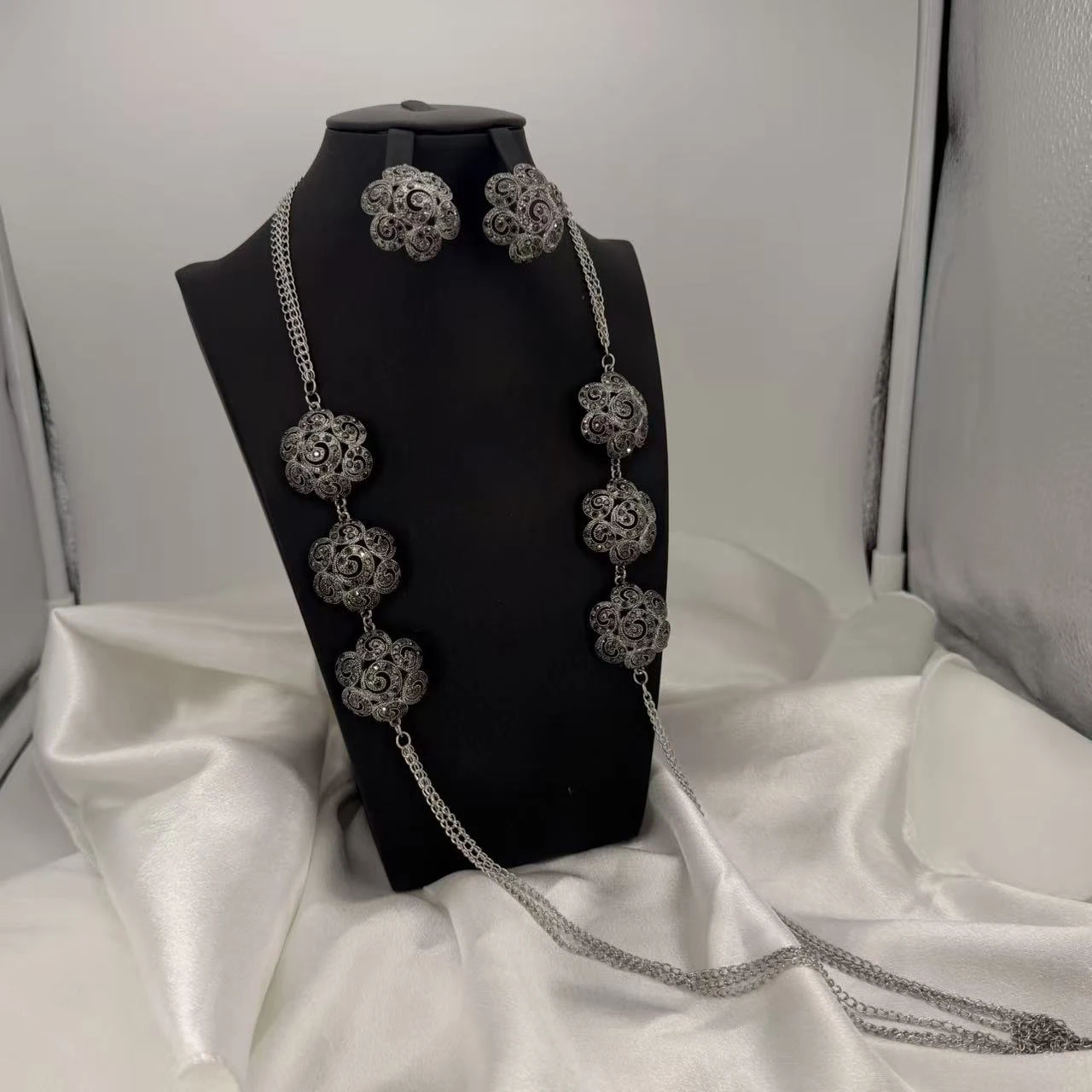 novedad-joyeria-vintage-de-plata-con-forma-de-flor-esqueletica-un-collar-largo-y-unos-pendientes-encantadores-un-conjunto-de-dos-piezas-ideal-para-fiestas-y-bodas