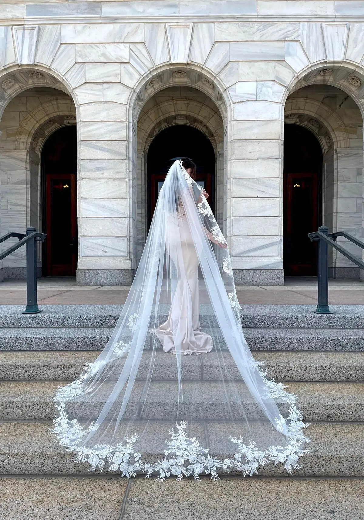 Koronkowe welony ślubne Biała kość słoniowa Katedra Długi woal Mariage Koronkowy welon ślubny Tiul z grzebieniem Akcesoria dla panny młodej