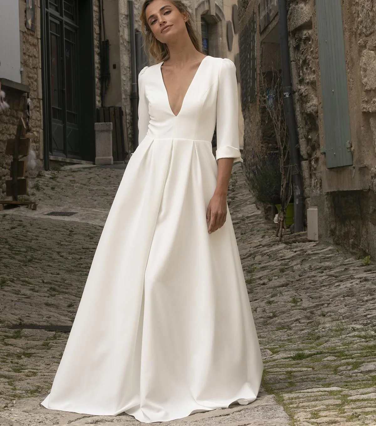 Eenvoudige Lange Mouwen Robe De Mariee Satijn Diepe V-hals Jurk Illusion Terug Garden A-lijn 웨딩드레스 Sweep Trein Gown bridal