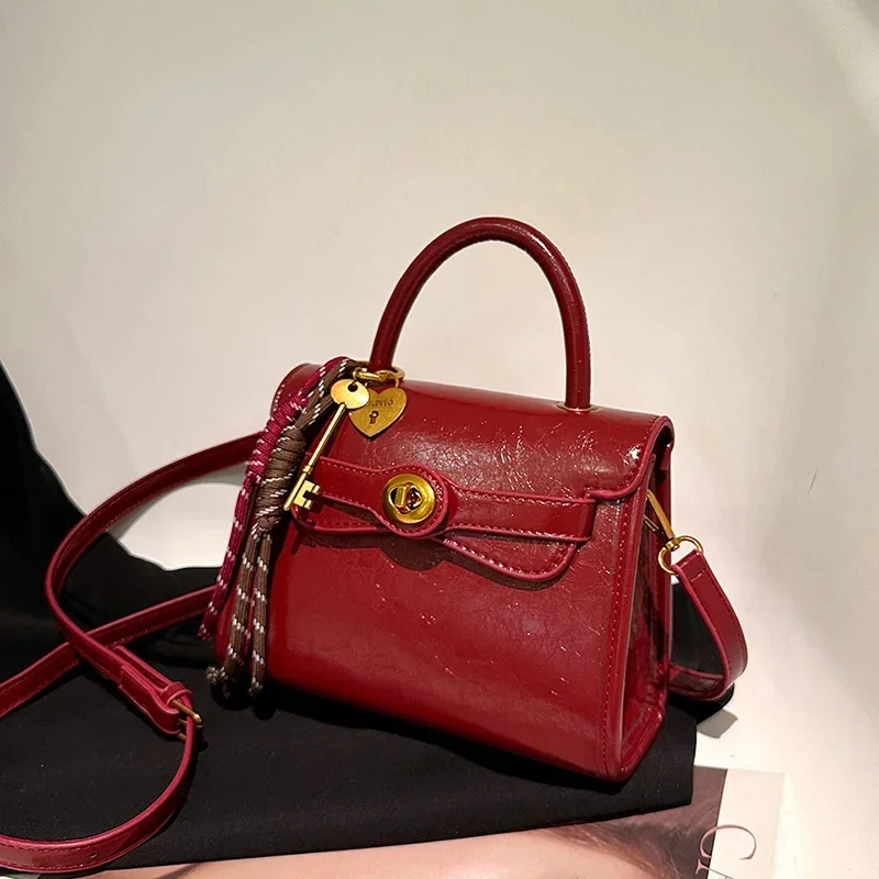 

Red Kelly Bag for Women 2024 New Autumn and Winter Light Luxury Niche Design High-end Sense Crossbody Daily Usable Wedding Sac