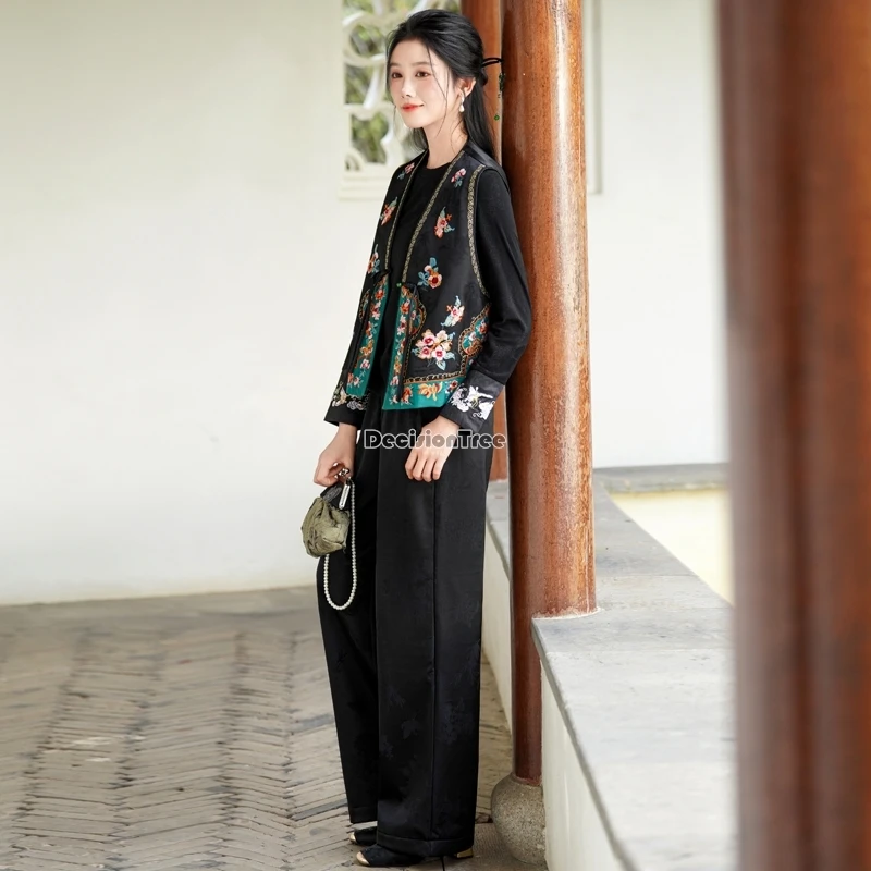 صدرية ربيعية جديدة لعام 2025 على الطراز الوطني الصيني من قماش الجاكار المطرز بالزهور ورقبة على شكل حرف v بدون أكمام سترة نسائية فضفاضة بتصميم عتيق t001