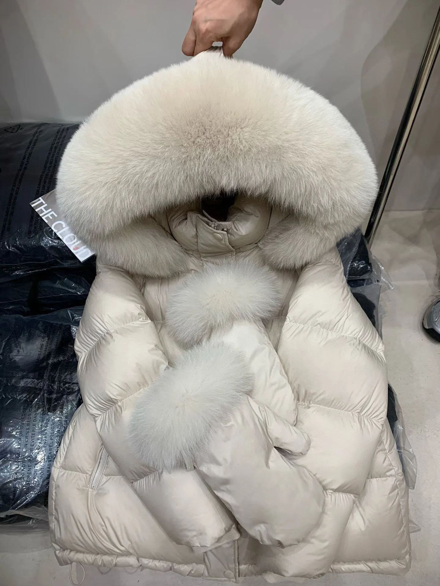 90 pato branco para baixo jaqueta feminina inverno nuvem puff jaqueta com luva grande gola de pele real com capuz engrossado calor para baixo pão casaco