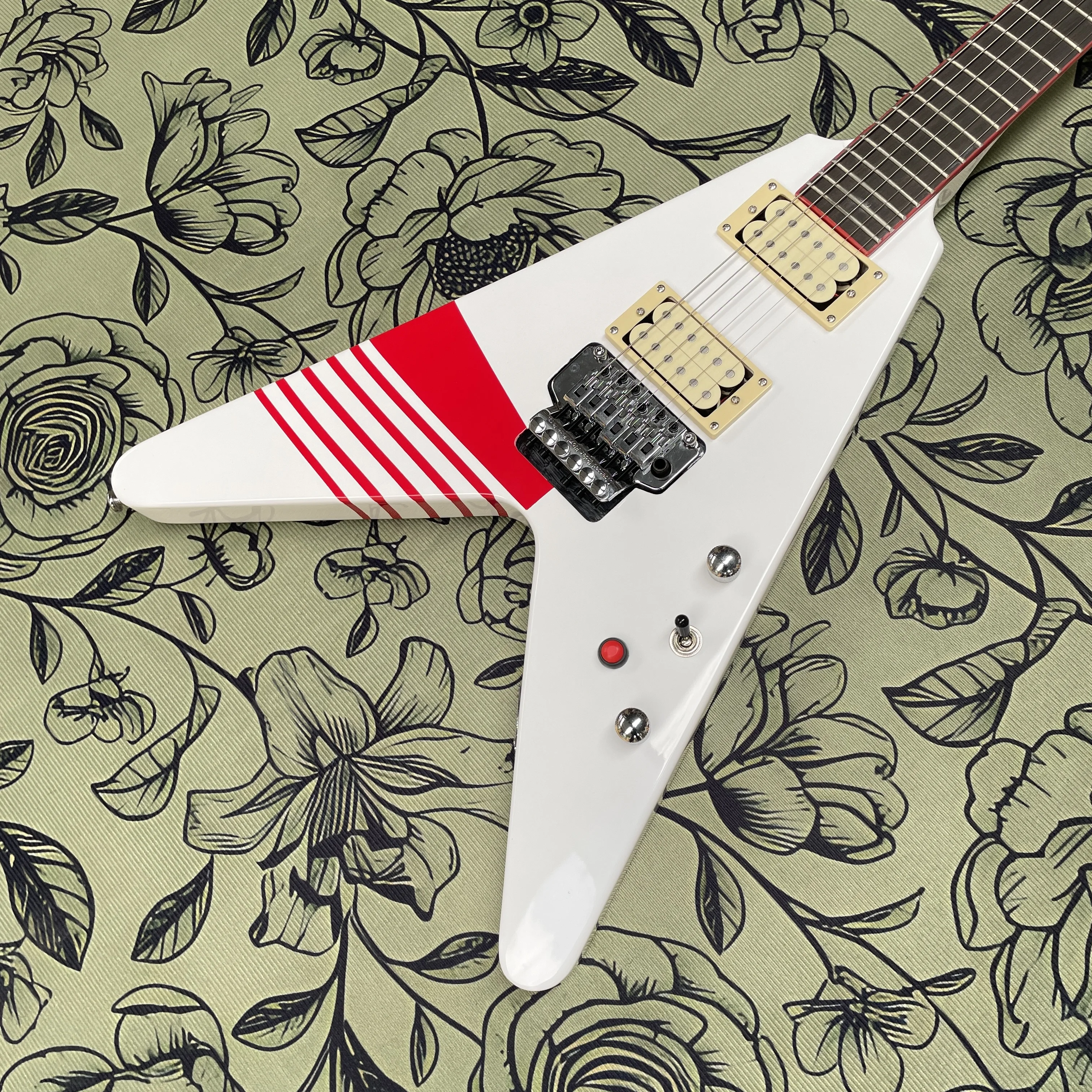 

White and red striped V-shaped electric guitar, double-coil pickup electric guitars, heavy metal performance electric guitarra