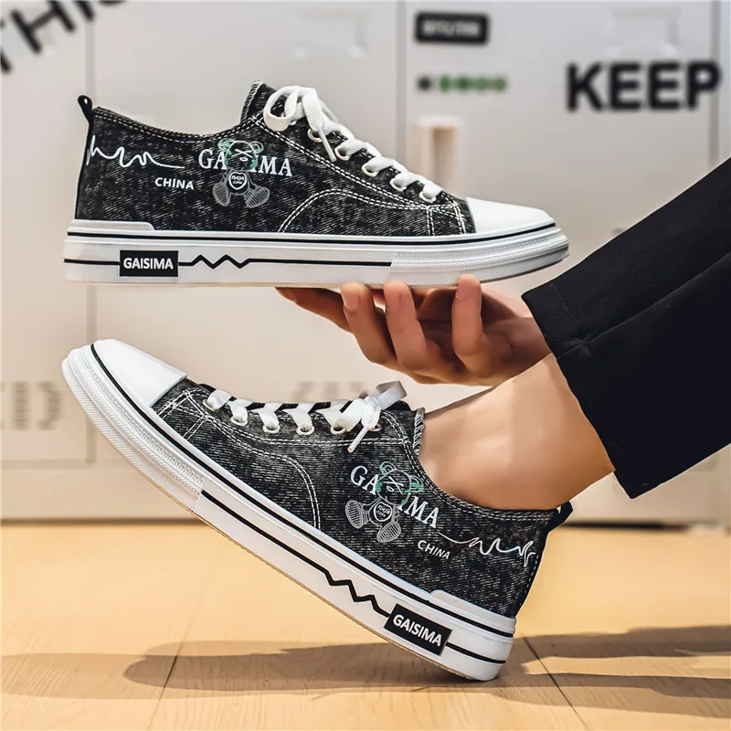 2025 Scarpe da ginnastica di tela da uomo estive Scarpe basse casual traspiranti per adolescenti Calzature comode e leggere alla moda per giovani streetwear