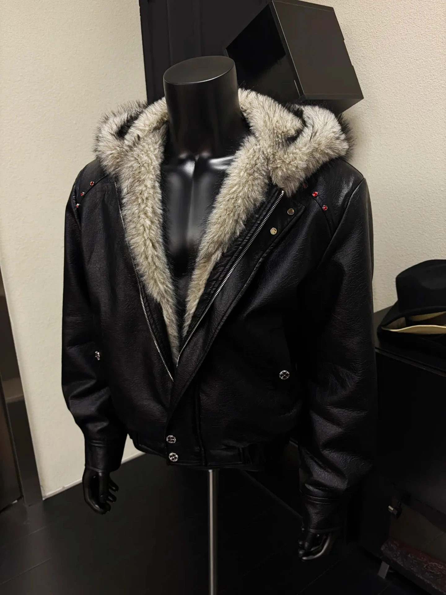 

Thiened American Sle Men's Leather Jaet Hooded Coat Winter Warm Fce Lined Fake Wolf King Fur Collar Cotton Clothes