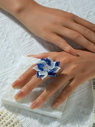 A golden retro autumn versatile simple temperament fashion exquisite design contrast color acrylic flower ring dating holiday