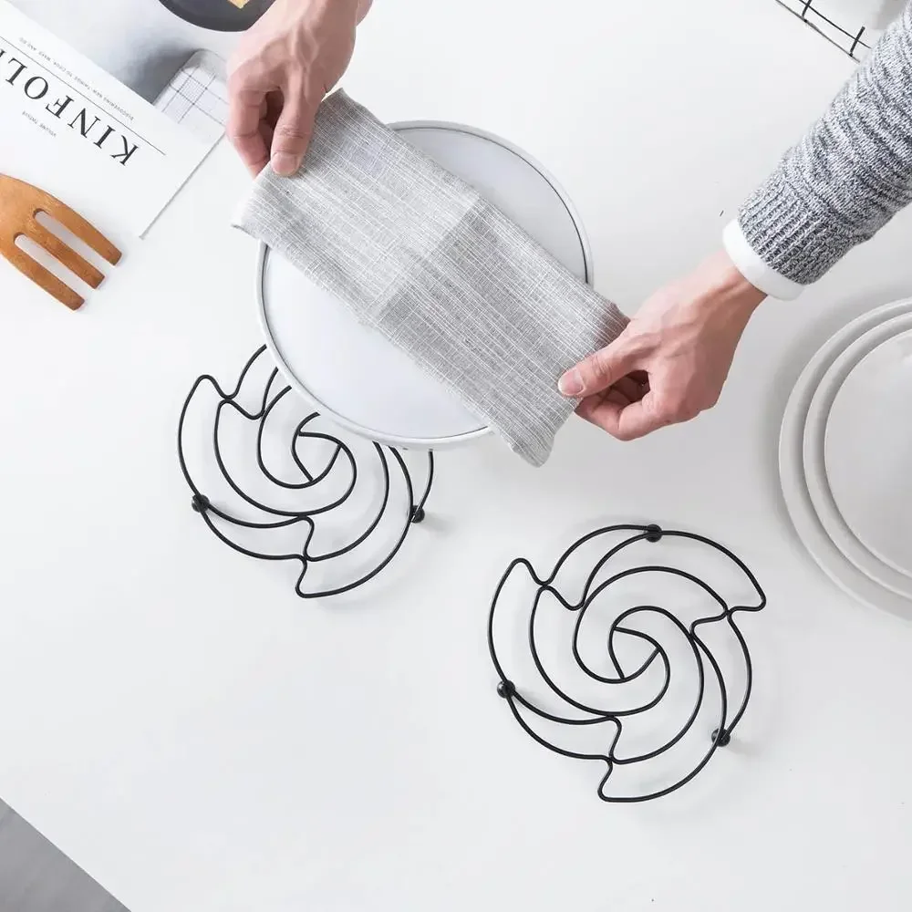 

1PC Creative Iron Round Placemat Pan Pot Mat Holder Stand Hot Placemats Cookware Mats Drink Coasters Placemats Table