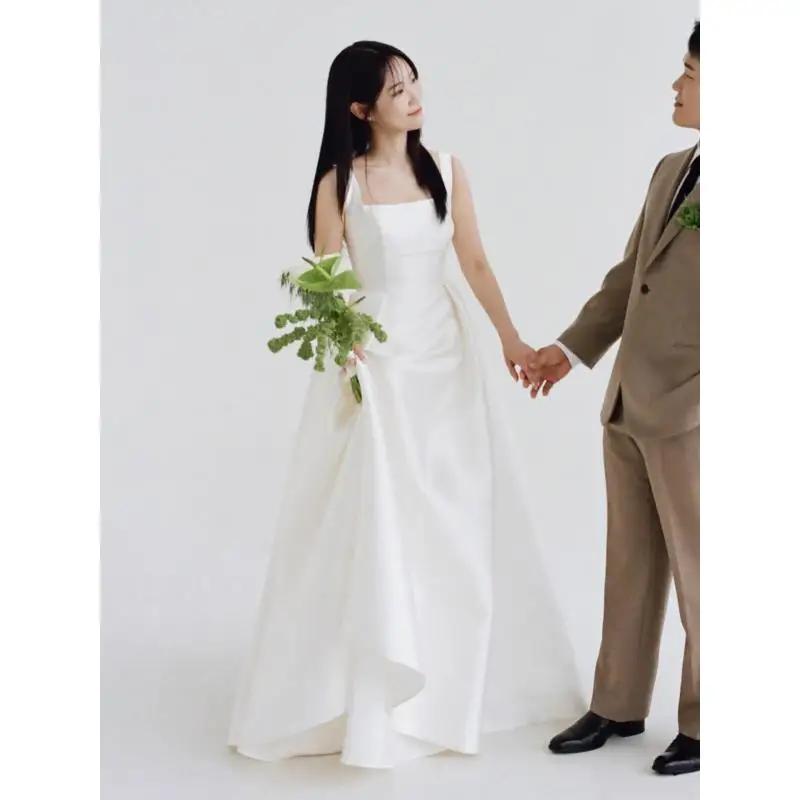 Satynowa suknia ślubna na ramiączkach z prostym i eleganckim charakterem, idealna na bankiety, urodziny i na zewnątrz, z woalką, możliwość personalizacji.