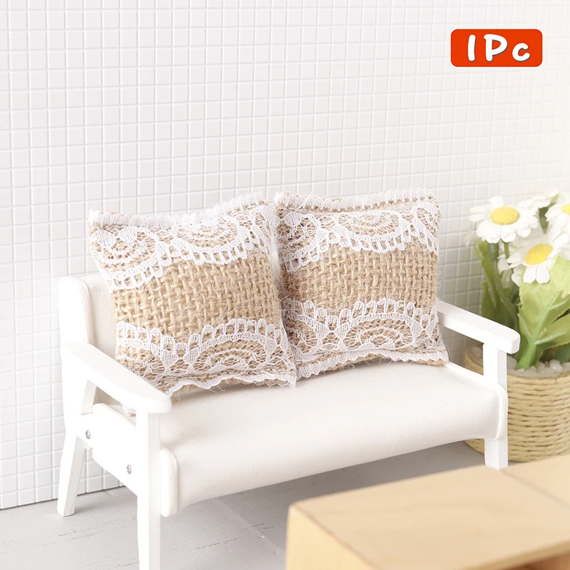 Dollhouse Miniature Lace Pillow, Almofadas do sofá, Mobiliário Decoração Toy, Dolls House, Acessórios para casa, 2Pcs, 1:12