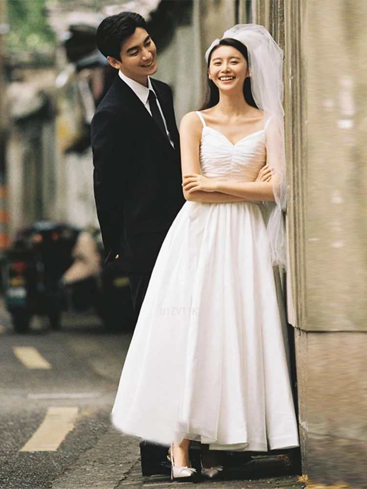 シンプルな軽量ウェディングドレスエレガントな白いストラップレスドレス婚約と結婚登録用ポリエステルサテン生地