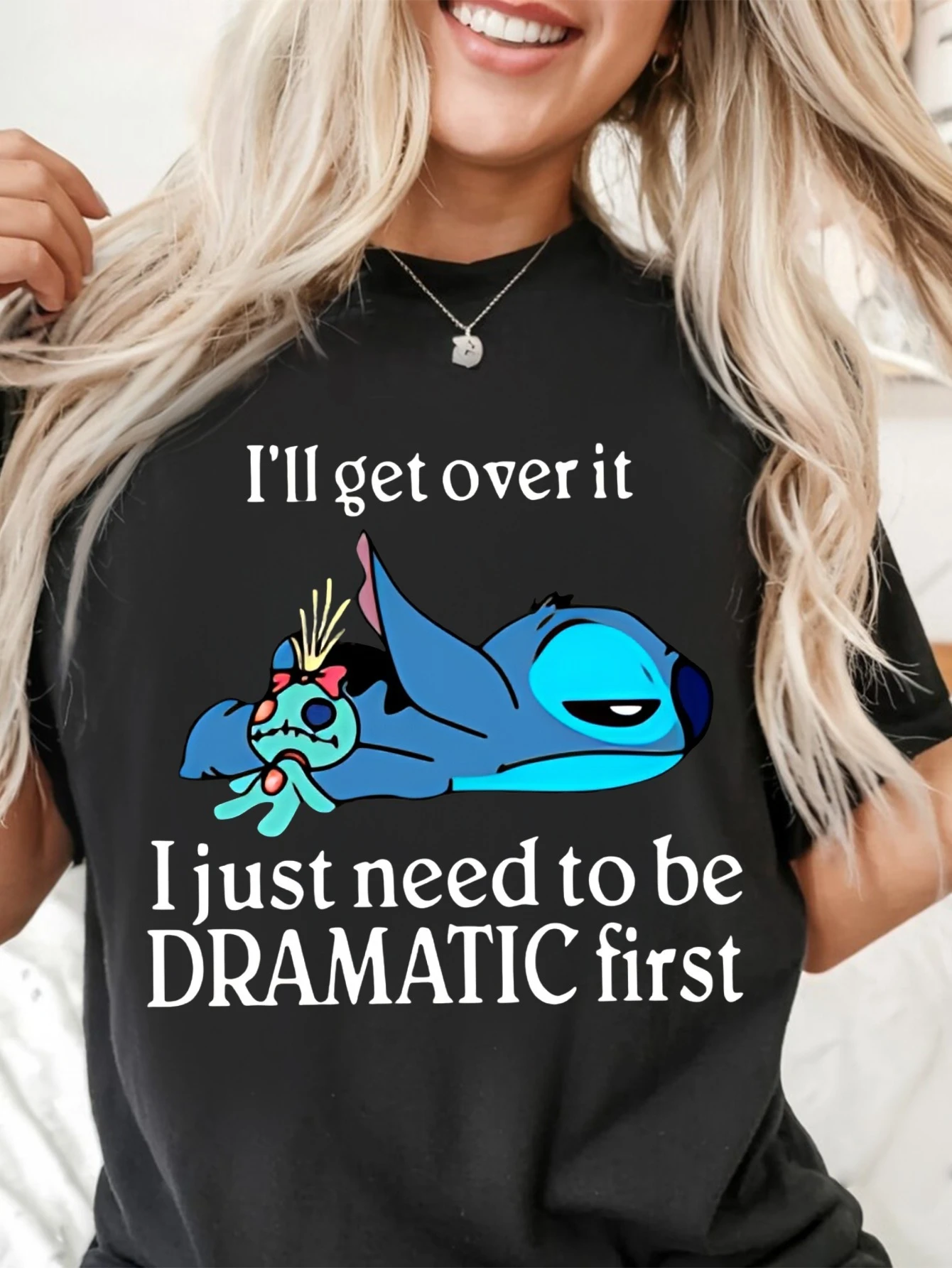 Kaos Sarkastik - Stitch Funny Just Need To Be Dramatic First Quote Kaos Lengan Pendek Putih dengan Desain Jahitan Biru untuk Ibu dan Anak