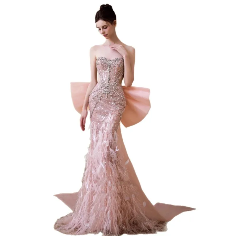 Um novo vestido rosa de torrar rabo de peixe de alta costura com sensação industrial pesada