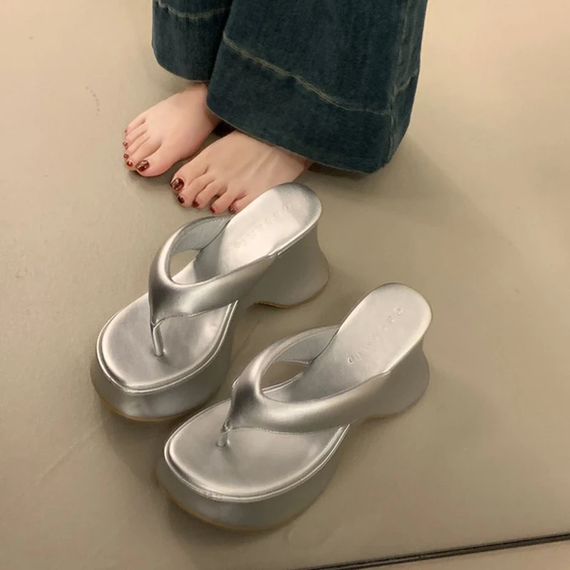 Chanclas de plataforma de cuero plateado para mujer, chanclas con parte inferior gruesa, zapatos de playa, sandalias de mujer verano 2025 pantuflas para mujer
