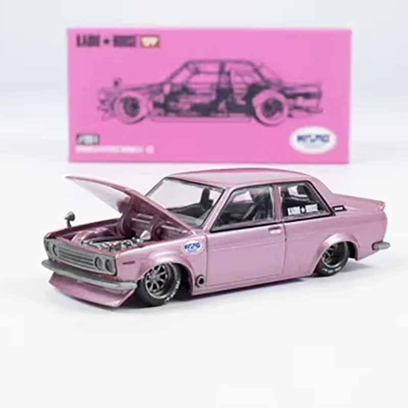

Kaido House TSM MINI GT 1:64 Scale Datsun 510 Pink Sports Car Alloy Simulation Car Model Collection Display Toy Gifts Souvenirs
