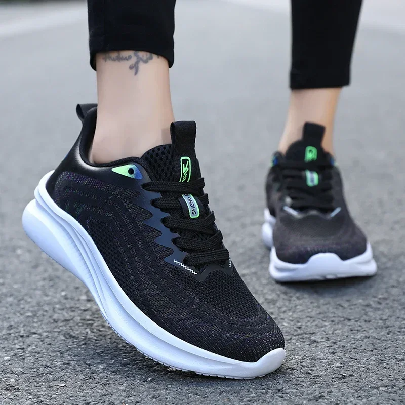 

2025 Autumn Round Head Mesh Breathable Soft Bottom Low Help New Leisure Sports Flying Knitting Couple Running Shoes Zapatillas