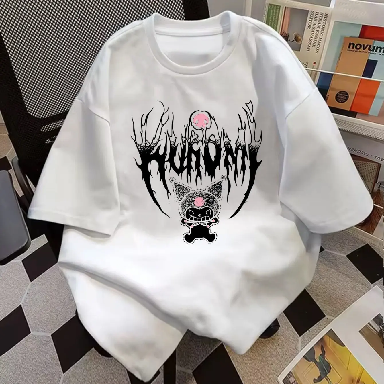 เสื้อยืดพิมพ์ลายกราฟฟิตี้ปีศาจคุโรมิ 2025 แฟชั่นญี่ปุ่นหวานๆ เสื้อยืดผู้หญิงไซส์ใหญ่ Y2K ทรงหลวมสบายๆ แขนสั้น