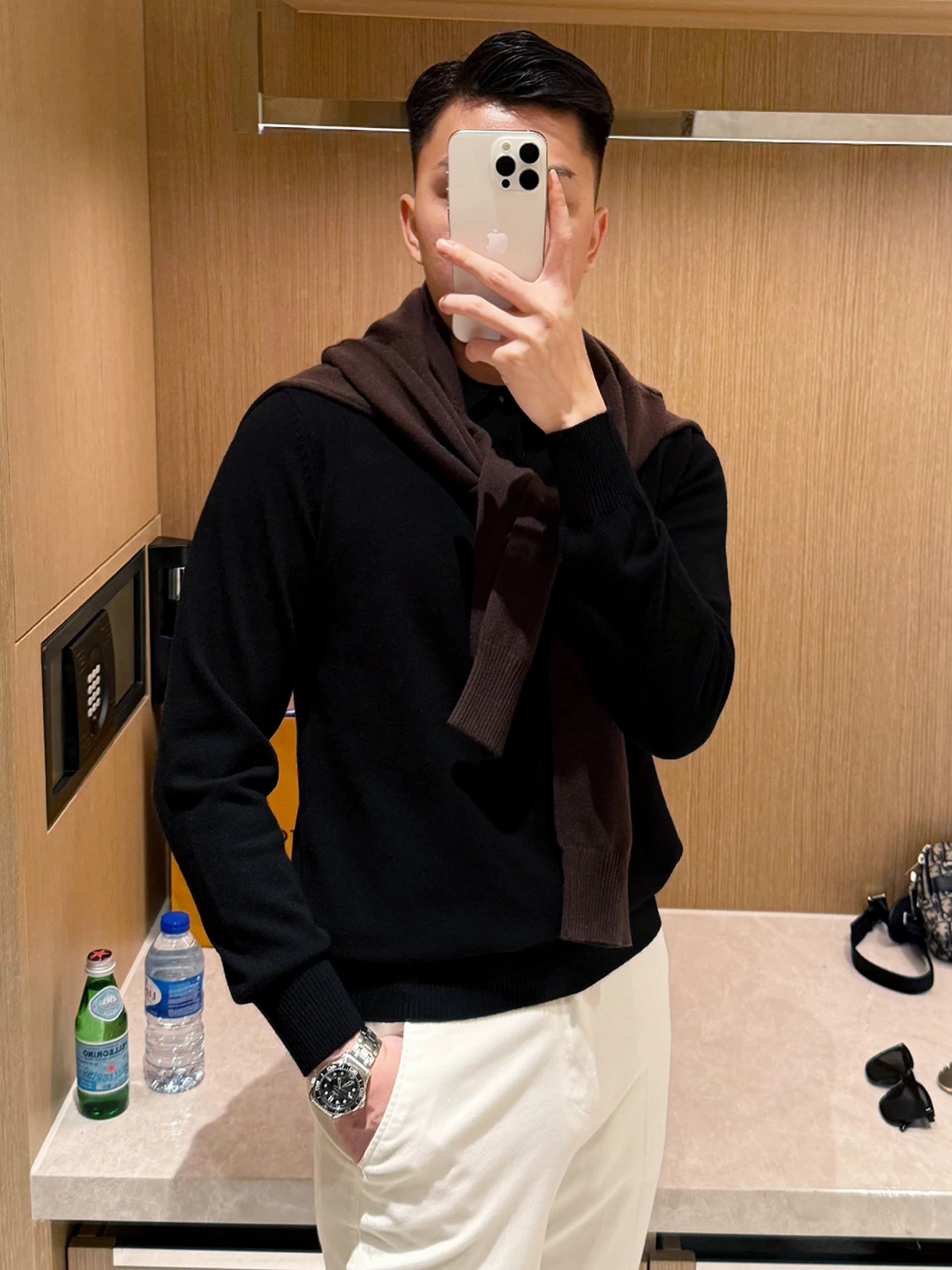 

Модная повседневная мужская рубашка на осень-зиму с отложным воротником, приталенного кроя, из полиэстера с высокой эластичностью.