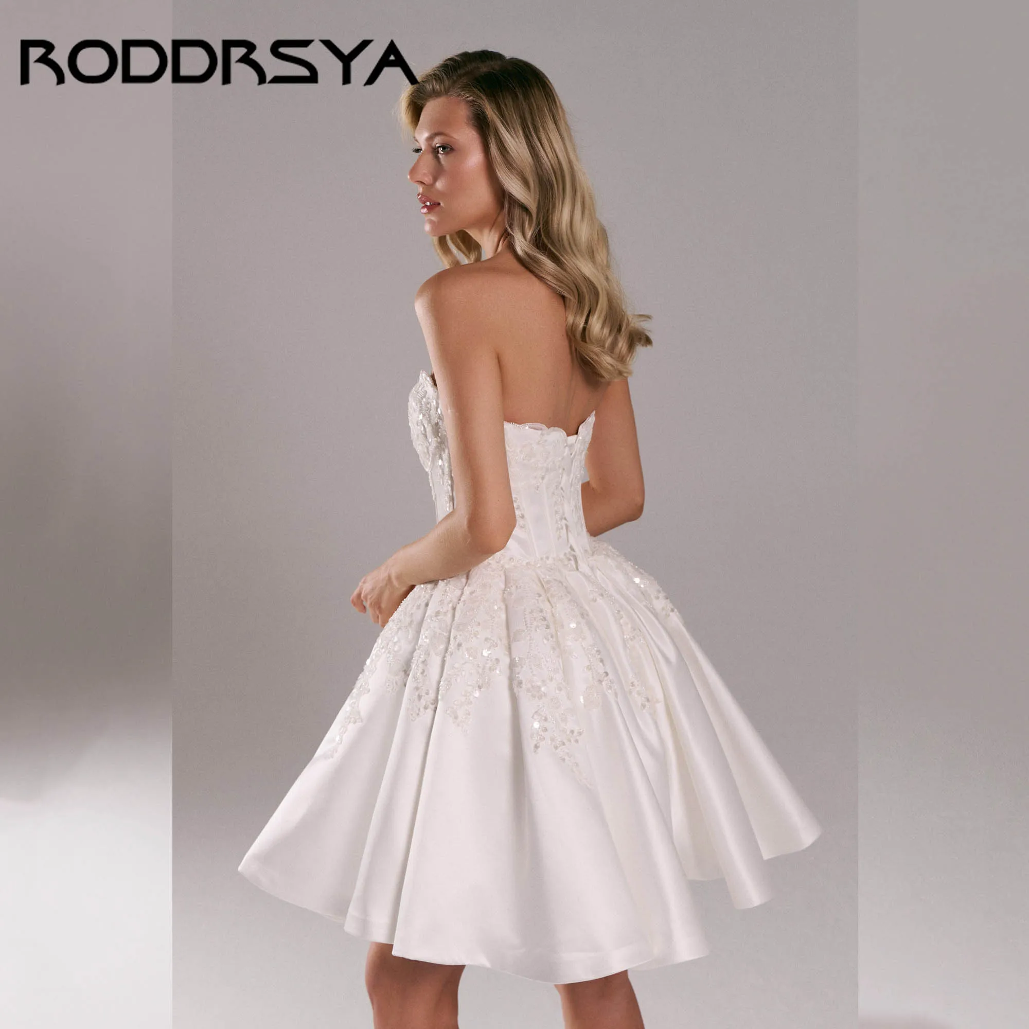 ชุดแต่งงานสั้นหรูหราแบบสายเดี่ยวทรงเอไลน์ผ้าซาตินประดับลูกปัด ชุดเจ้าสาวเปิดหลังผูกเชือกแบบมินิ  รับสั่งตัดตามแบบ