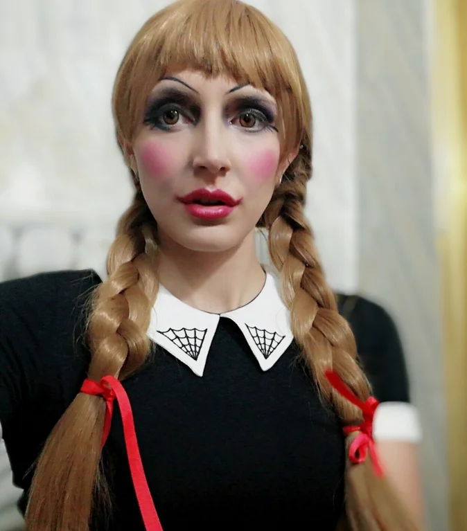 Halloween The Conjuring Annabelle Bangs Trenza Colas de caballo Peluca de cosplay rubia ceniza