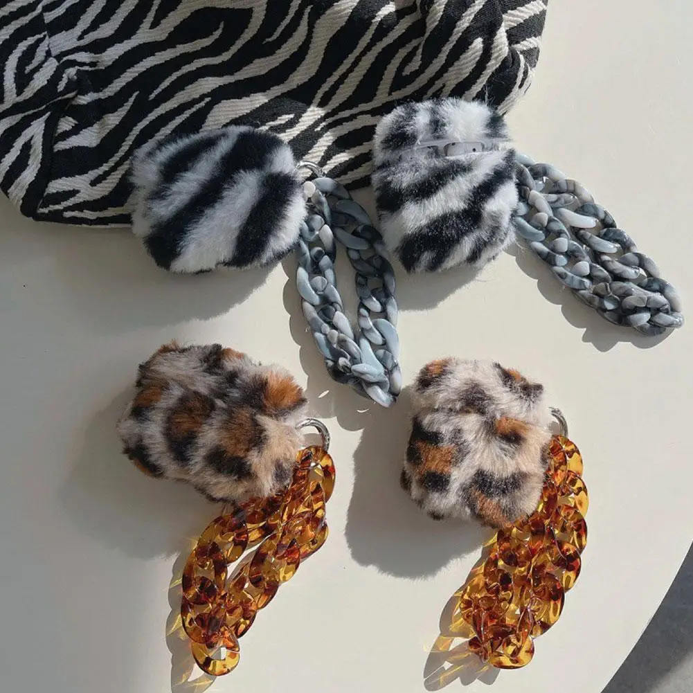 Funda para auriculares de leopardo de felpa suave y esponjosa a la moda para Apple AirPods 4, funda protectora para auriculares de piel suave y cálida para invierno