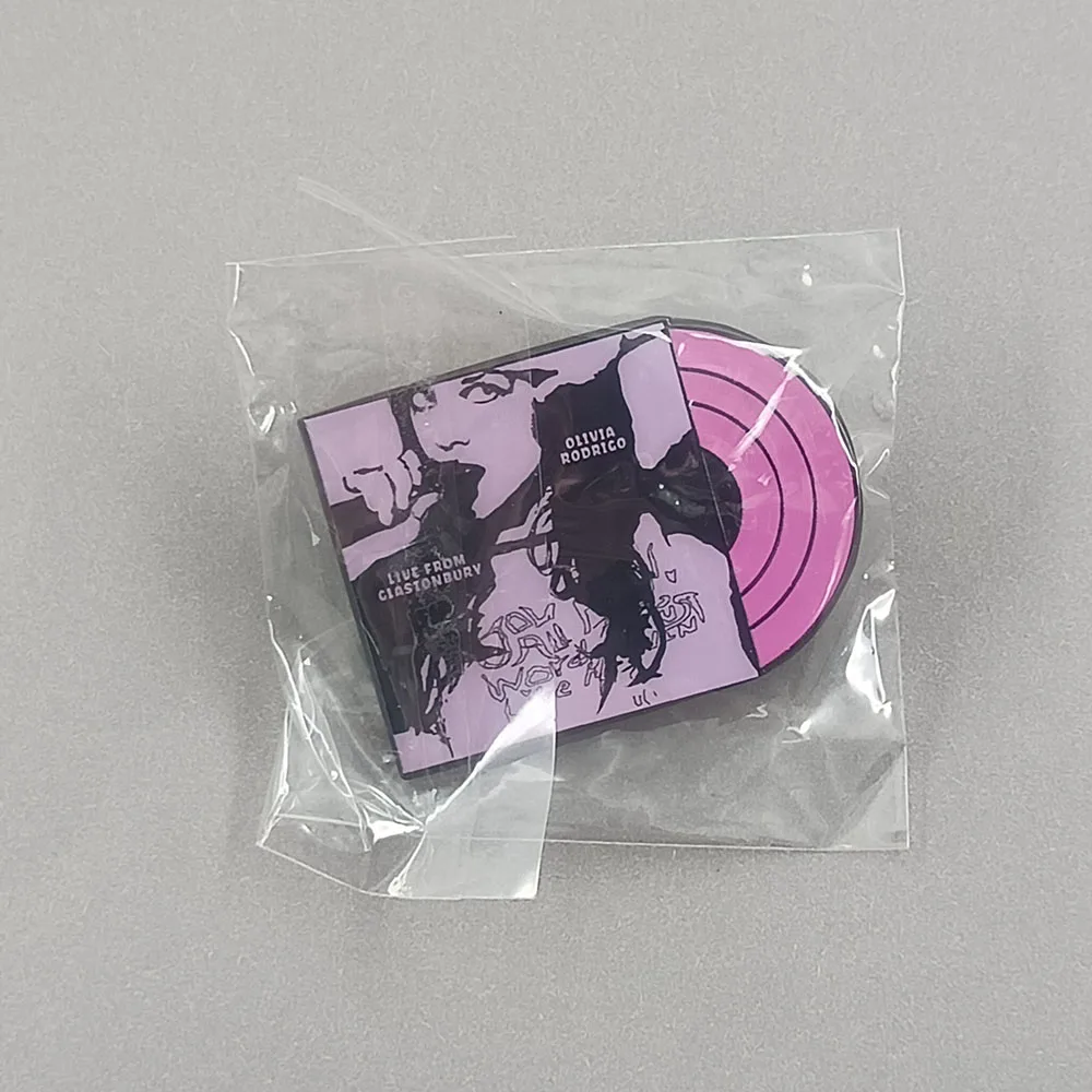 Olivia Rodrigo Brosche Lila Vinyl-Schallplatte Metall-Abzeichen Live From Glastonbury Emaille-Pin Pop-Musik-Fan-Geschenk Kleidungszubehör – Detail 9