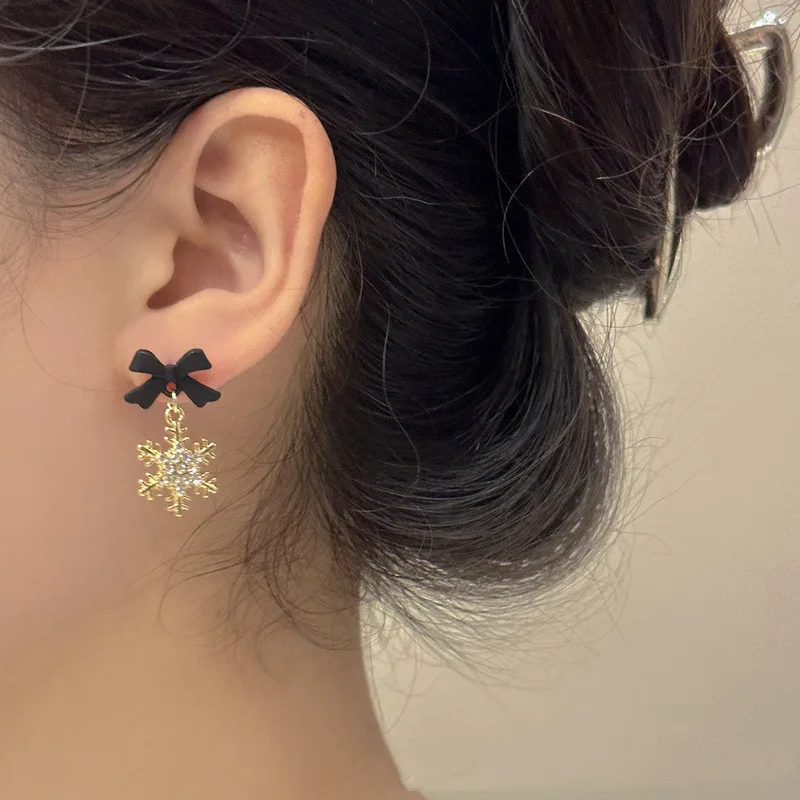 

Black and Red Bow Snowflake Light Luxury Temperament Niche Minimalist Design Earrings