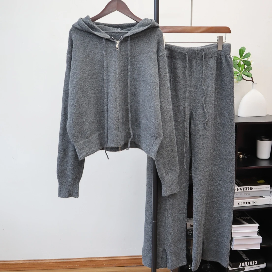 

Женский комплект из двух предметов, вязаный свитер, однотонное пальто с капюшоном и двойной молнией, широкие брюки, свободные элегантные повседневные осень 2023 г.