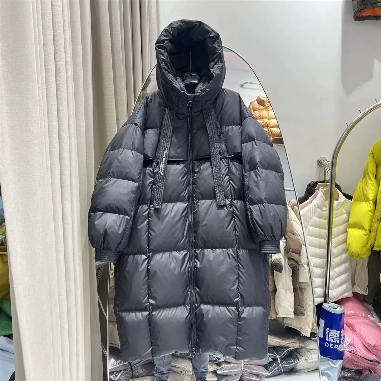 المألوف الشريط الأبيض بطة أسفل سترة شتاء جديد طويل فوق الركبة مقنعين أسفل سترة المرأة فضفاضة سميكة بطانية سترة